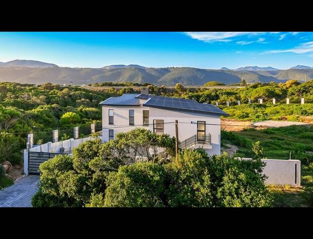 4 BEDROOM HOUSE FOR SALE IN WILDERNESS CENTRAL